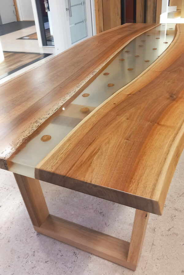 Unikat Nussbaum Tisch mit Spezialdesign – Bild 2