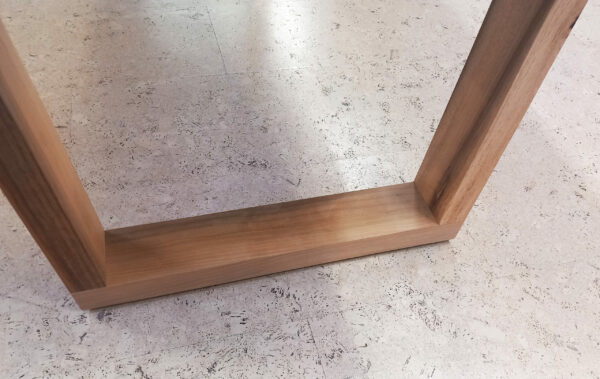 Unikat Nussbaum Tisch mit Spezialdesign – Bild 4