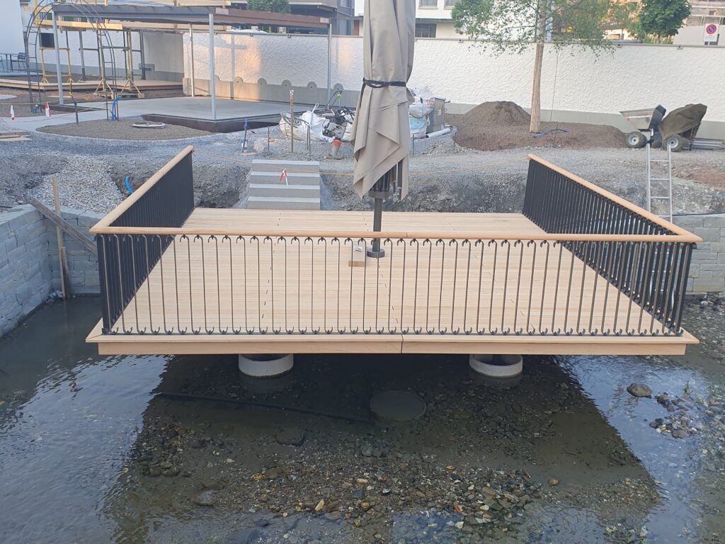Terrasse aus regionalem Eichenholz. Sie steht beim Gasthaus Traube in Buchs.